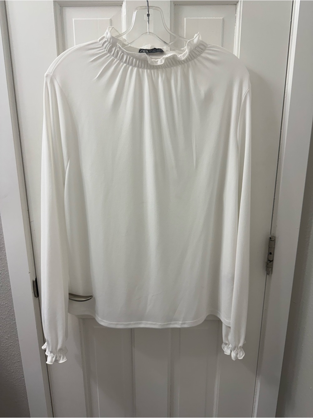 Like New Zara White Ruffled Neck/Sleeve Blouse, Sz L (more like women’s M)